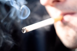 Onc&oacute;logos advierten del consumo de tabaco en j&oacute;venes: "Lejos de solucionarse, sigue empeorando"