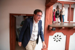&Oacute;scar L&oacute;pez, la voz de su amo, considera que  Feijoo no deb&iacute;a haber sacado lo de los prost&iacute;bulos del suegro de S&aacute;nchez y seguir aguantando que Feijoo se paseo con un narco en 1995