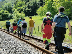 Otro tren se para y evacuan los pasajeros entre   Limpias y Carasa