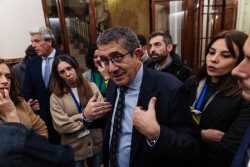 Patxi  L&oacute;pez portavoz del PSOE muy dolido por el apaleamiento de un mu&ntilde;eco que representaba a su l&iacute;der algo habitual en Catalu&ntilde;a con la figura del rey Felipe VI