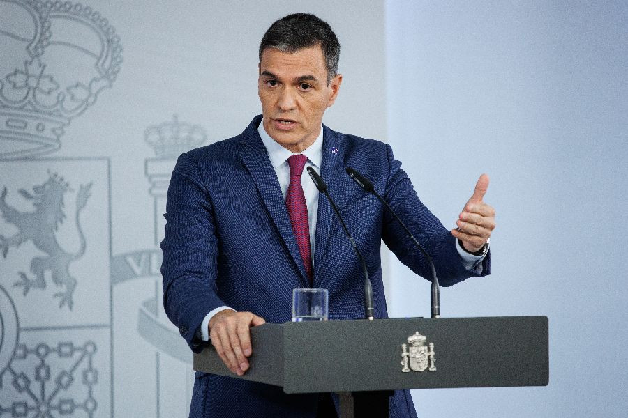 Pedro Sánchez va a Zarzuela comunicar su decisión al Rey y después a