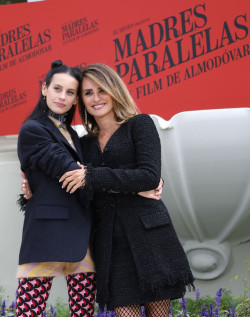 Pen&eacute;lope Cruz afirma "no entender en qu&eacute; ayuda" suprimir el g&eacute;nero en los premios de cine