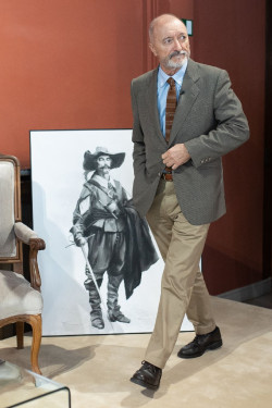 P&eacute;rez-Reverte presenta el boceto de la escultura de Alatriste y elude el combate RAE/Cervantes: "Las guerras son malas"