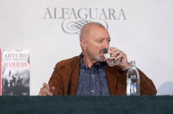 P&eacute;rez-Reverte publica `Revoluci&oacute;n`: "Nunca me hago ilusiones con las grandes palabras revolucionarias"
