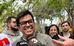 Pisarello (Comuns) insta a S&aacute;nchez a revocar el decreto que mantiene el t&iacute;tulo de Juan Carlos I