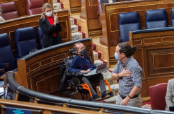 Podemos carga contra los ministros del PSOE por minimizar el gesto del Rey y pregunta si estaba refrendado por Albares