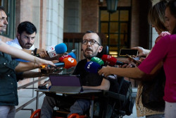PODEMOS reconoce que no se entera de las decisiones de S&aacute;nchez hasta que las dan la prensa