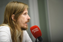 Podemos ve a S&aacute;nchez "atrincherado" en Moncloa y le acusa de mentir para "tapar la corrupci&oacute;n" y el "r&eacute;gimen de guerra"