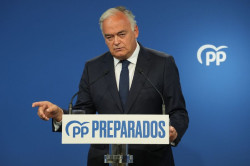Pons equipara a S&aacute;nchez con Orb&aacute;n cuando tacha de golpista al TC mientras "exime de golpismo" a los independentistas