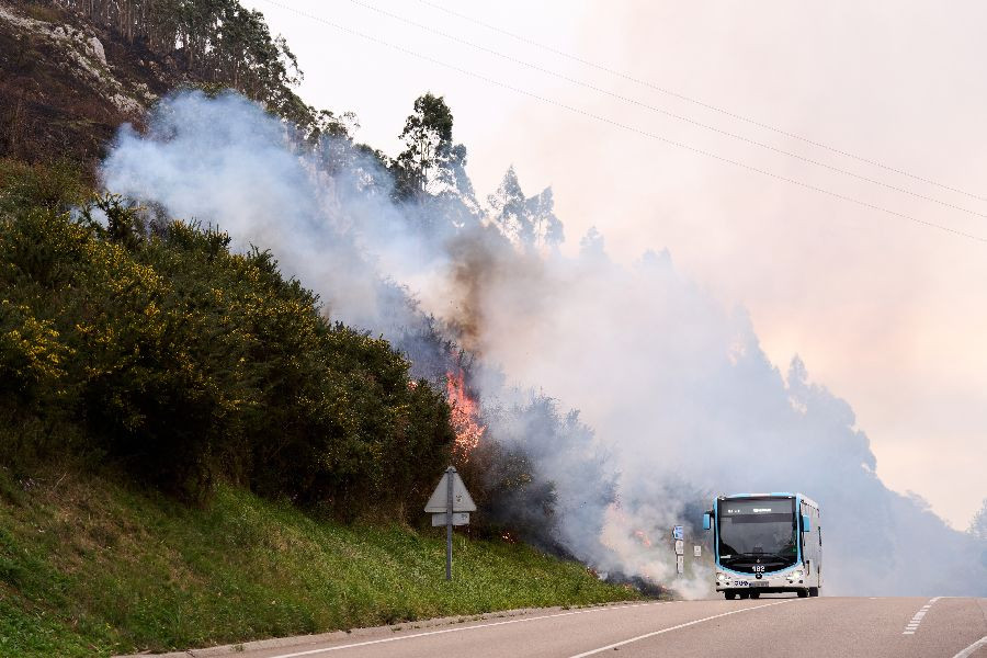 Preocupan en Cantabria dos incendios activos en Liébana y Puente Viesgo que pueden afectar al Desfiladero y CA-170