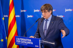 Puigdemont cuestiona la lealtad de Feij&oacute;o por "conspirar con terceros" contra el catal&aacute;n en la UE