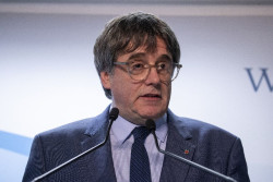 Puigdemont exige a S&aacute;nchez llevar al TJUE la oficialidad del catal&aacute;n en la UE "si es necesario", est&aacute; en peligro la Moncloa
