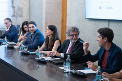 Puigdemont pide a S&aacute;nchez  un  "cuponazo" econ&oacute;mico como el vasco y navarro o le echa de la Moncloa 