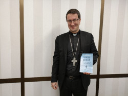 Raimo Goyarrola, obispo espa&ntilde;ol en Helsinki, autor de `Romper el hielo`: "La guerra es muy triste"