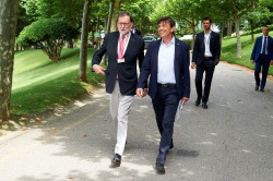Rajoy est&aacute; "absolutamente a favor" del rey em&eacute;rito y cree que "no merece" c&oacute;mo se le est&aacute; tratando