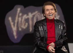 Raphael canta `Victoria`: "Yo no hubiera ido nunca al Mundial de Catar"