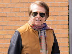 Raphael confirma que est&aacute; respondiendo bien al tratamiento pero dice que "hay que esperar" para volver a los escenarios