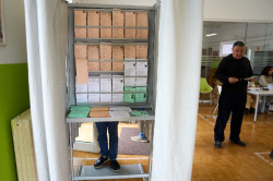  Reabren los colegios de Alfoz de Lloredo, cerrados moment&aacute;neamente por falta de papeletas de candidaturas