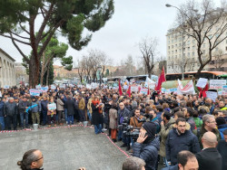 Regantes y pol&iacute;ticos de Levante se concentran contra Ribera por el trasvase Tajo-Segura: "Nos est&aacute;is ahogando"
