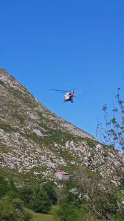 Rescatado en helic&oacute;ptero un senderista indispuesto en Tresviso