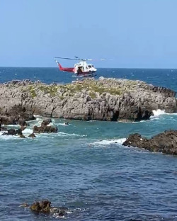 Rescatados dos franceses de 20 a&ntilde;os atrapados en rocas de la playa del Ris al subir la marea