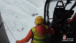 Rescatan en helic&oacute;ptero a seis monta&ntilde;eros enriscados en el pico Medio del Curavacas, en Triollo (Palencia)