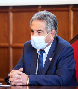  Revilla "no sabe" si eliminar las mascarillas en exteriores es bueno o no: "Yo la voy a seguir llevando"