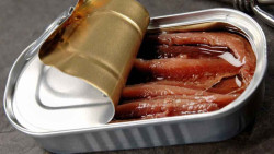 Roba ocho latas de anchoa y le sorprenden con nueve sobres de jam&oacute;n serrano sin pagar