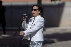 Robles expresa su "profunda decepci&oacute;n" por la reuni&oacute;n de Trump y Putin e insiste en el apoyo espa&ntilde;ol a Ucrania