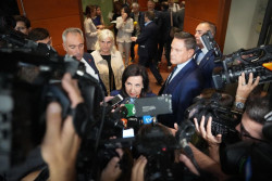 Robles pide a los miembros de la flotilla valorar el riesgo de entrar en la zona de exclusi&oacute;n