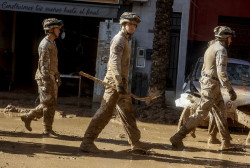 Robles reitera que el Ej&eacute;rcito seguir&aacute; en Valencia "el tiempo que sea necesario" para ayudar en la dana