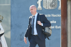 Rubiales asegura que le pidi&oacute; "un besito" a Hermoso y esta le dio "permiso": "Es algo totalmente espont&aacute;neo"