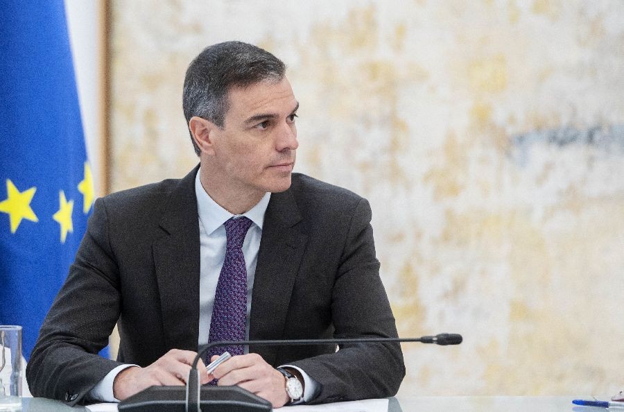 Sánchez anuncia que continuará al frente del Gobierno por su mujer y por España