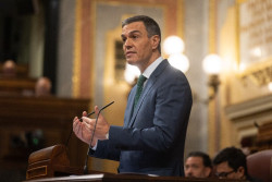 S&aacute;nchez, cuando est&aacute; imputada su mujer ofrece  pactar medidas para que haya m&aacute;s transparencia en la propiedad y financiaci&oacute;n de los medios