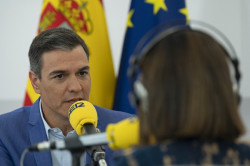 S&aacute;nchez dice a Feij&oacute;o que su tel&eacute;fono est&aacute; "abierto" y que &eacute;l llamaba a Rajoy cuando era l&iacute;der de la oposici&oacute;n