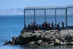 S&aacute;nchez ha permitido la entrada irregular de 50.000 inmigrantes en pateras por Ceuta y Melilla, ahora llegaran de Argelia 