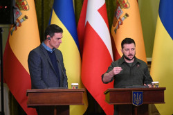 S&aacute;nchez habla con Zelenski y se compromete a  adiestrar militares ucranianos pero no  enviar&aacute; material militar porque  se lo prohiben sus socios podemitas