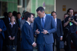 S&aacute;nchez habla tres minutos con Aragon&egrave;s porque la poltrona de la Moncloa peligra, de los intereses de los ciudadanos no hablan 
