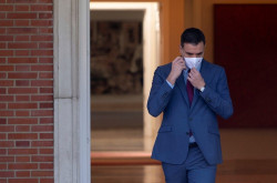 S&aacute;nchez llega a Rabat con su maleta (&iquest;a t&iacute;tulo personal?) a rendir pleites&iacute;a  Mohamed VI
