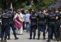 S&aacute;nchez llega a Val&egrave;ncia, protegido por la polic&iacute;a para reunirse con v&iacute;ctimas de la dana entre protestas 