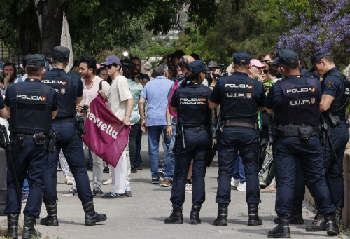 Sánchez llega a València, protegido por la policía para reunirse con víctimas de la dana entre protestas 