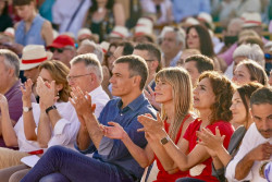 S&aacute;nchez llega al mitin del PSOE en Benalm&aacute;dena acompa&ntilde;ado de su mujer, Bego&ntilde;a G&oacute;mez