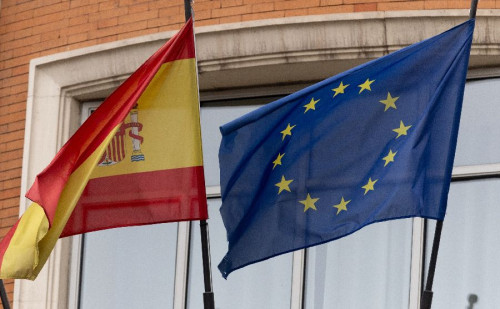 Sánchez llega hacer el ridículo y el pino para convencer a la UE para oficializar el catalán, por temor a que Puigdemont le desahucie de la Moncloa si no lo consigue