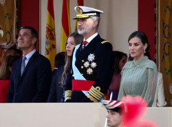 S&aacute;nchez llega  tarde al desfile del 12 de octubre para evitar los abucheos pero fue abucheado y hace esperar a Los Reyes