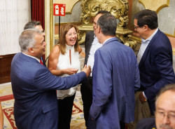 S&aacute;nchez mantiene a su n&uacute;cleo duro en Moncloa y confirma la continuidad de Hernando como director adjunto del Gabinete