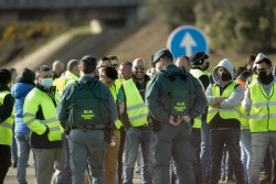 S&aacute;nchez ordena detener a los   transportistas por manifestarse por sus derechos y ordena a las FFSS romper la huelga con escoltas por todo el Pais