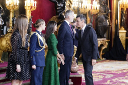 S&aacute;nchez pr&aacute;cticamente elimina el desfile del 12 de octubre saluda a los Reyes y se marcha corriendo
