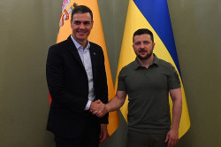 S&aacute;nchez promete a Zelenski nuevos sistemas antia&eacute;reos y antidrone y nuevos equipos de desminado