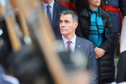 S&aacute;nchez, que est&aacute; negociando con Puigdemont, pide al PP cumplir la Constituci&oacute;n