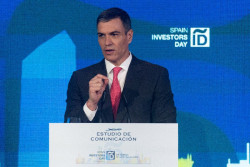 S&aacute;nchez recibe un tir&oacute;n de orejas de Puigdemont y transferira  las competencias a Catalu&ntilde;a sobre ordenaci&oacute;n de inmigrantes y pol&iacute;ticas de integraci&oacute;n